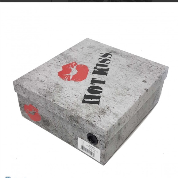 Hot kiss velvet olive block heels - Picture 2 of 3